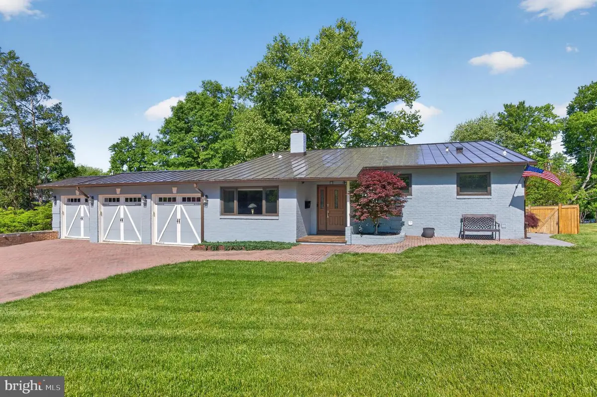8904 Stratford Ln, Alexandria, VA 22308 - #1