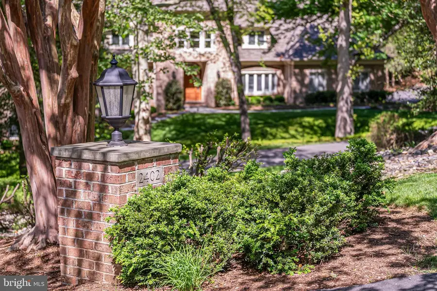 2402 Oakmont Ct, Oakton, VA 22124 - #2