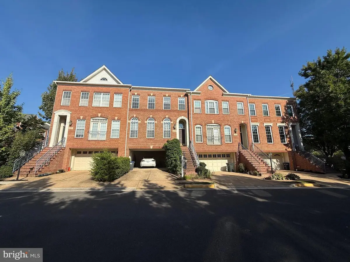 2833 Grace Forest Pl, Vienna, VA 22180 - #1