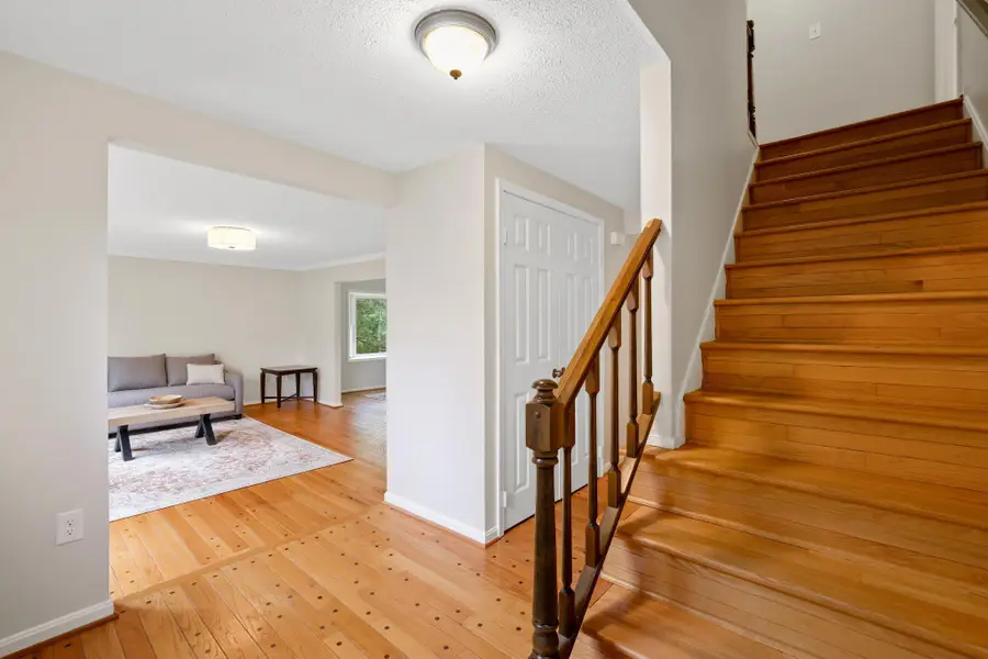 9718 Locust Hill Dr, Great Falls, VA 22066 - #3