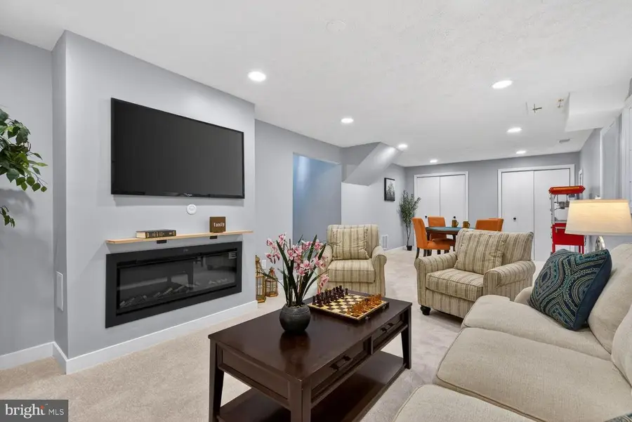 8532 Lakinhurst Ln, Springfield, VA 22152 - #3