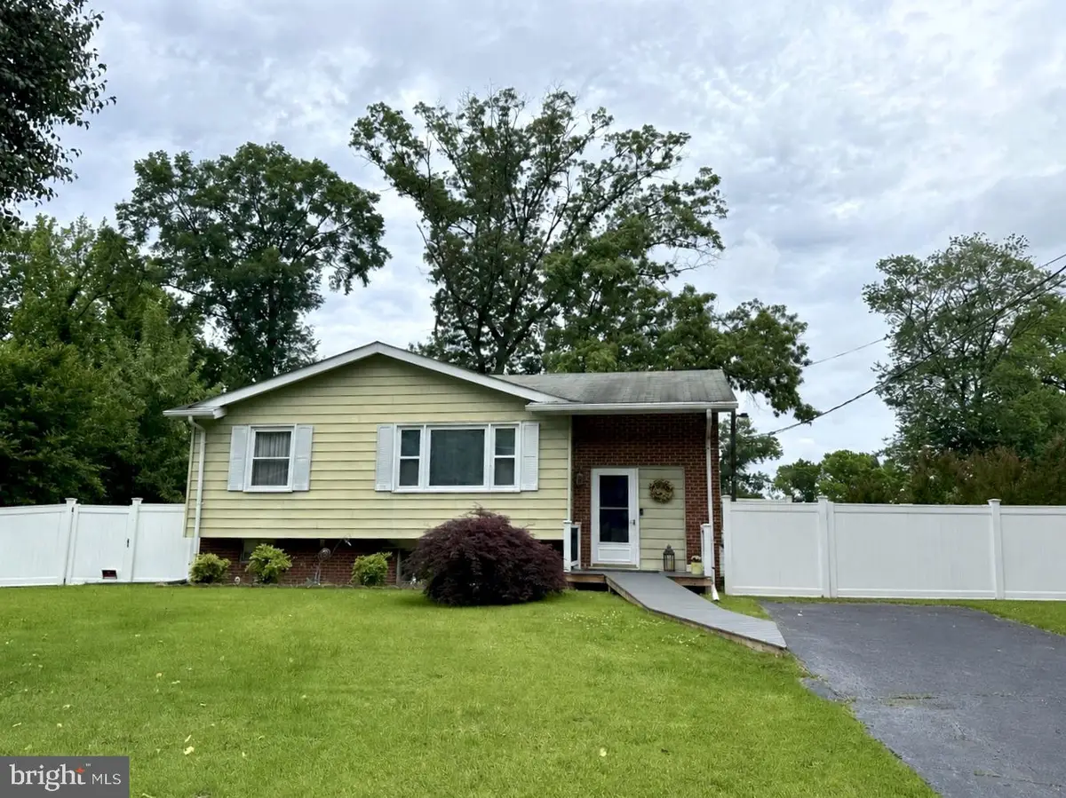8909 Sylvania St, Lorton, VA 22079 - #1