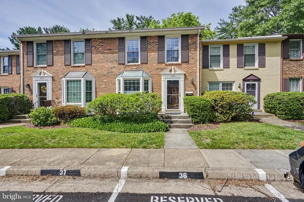 226 Commons Dr Nw, Vienna, VA 22180 - #1