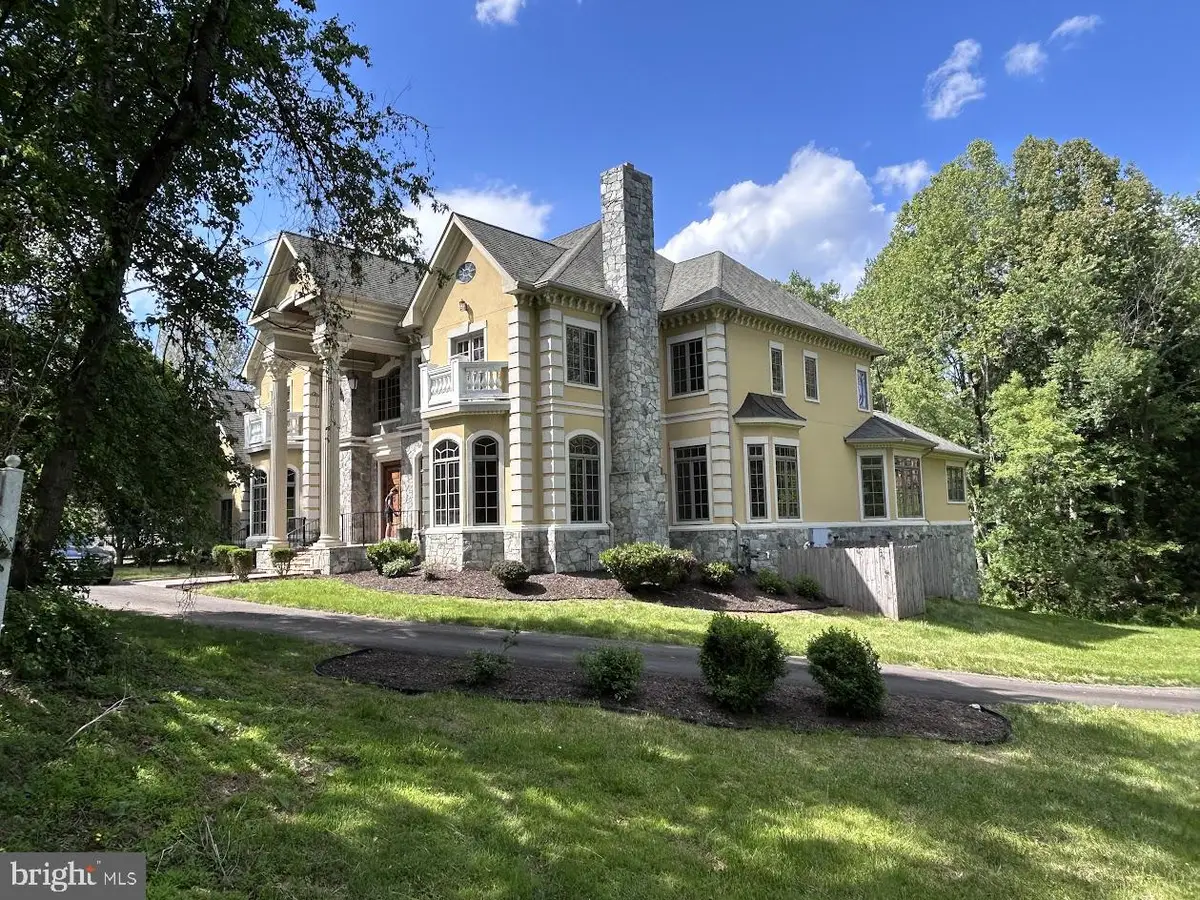 10872 Patowmack Dr, Great Falls, VA 22066 - #1