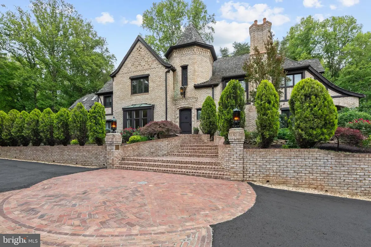 10217 Cedar Pond Dr, Vienna, VA 22182 - #1