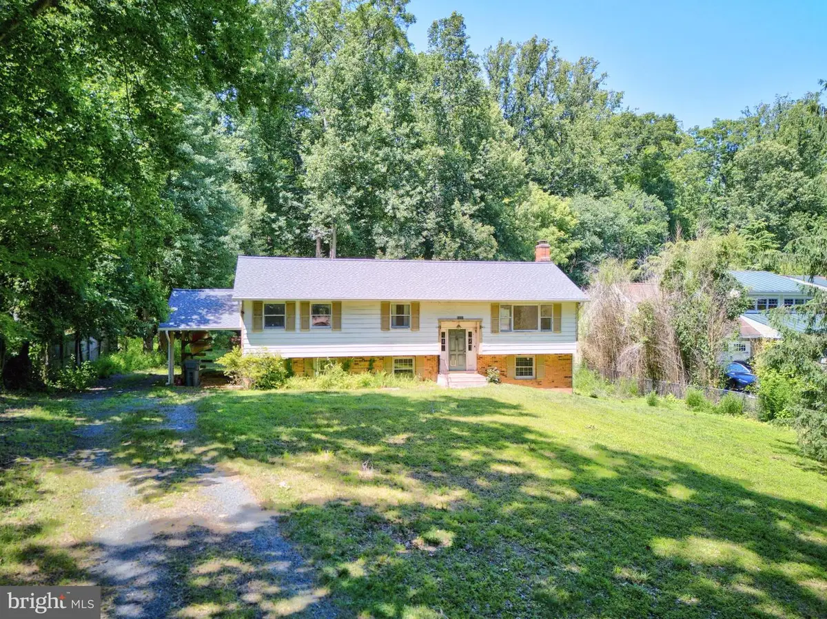 9040 Weant Dr, Great Falls, VA 22066 - #1