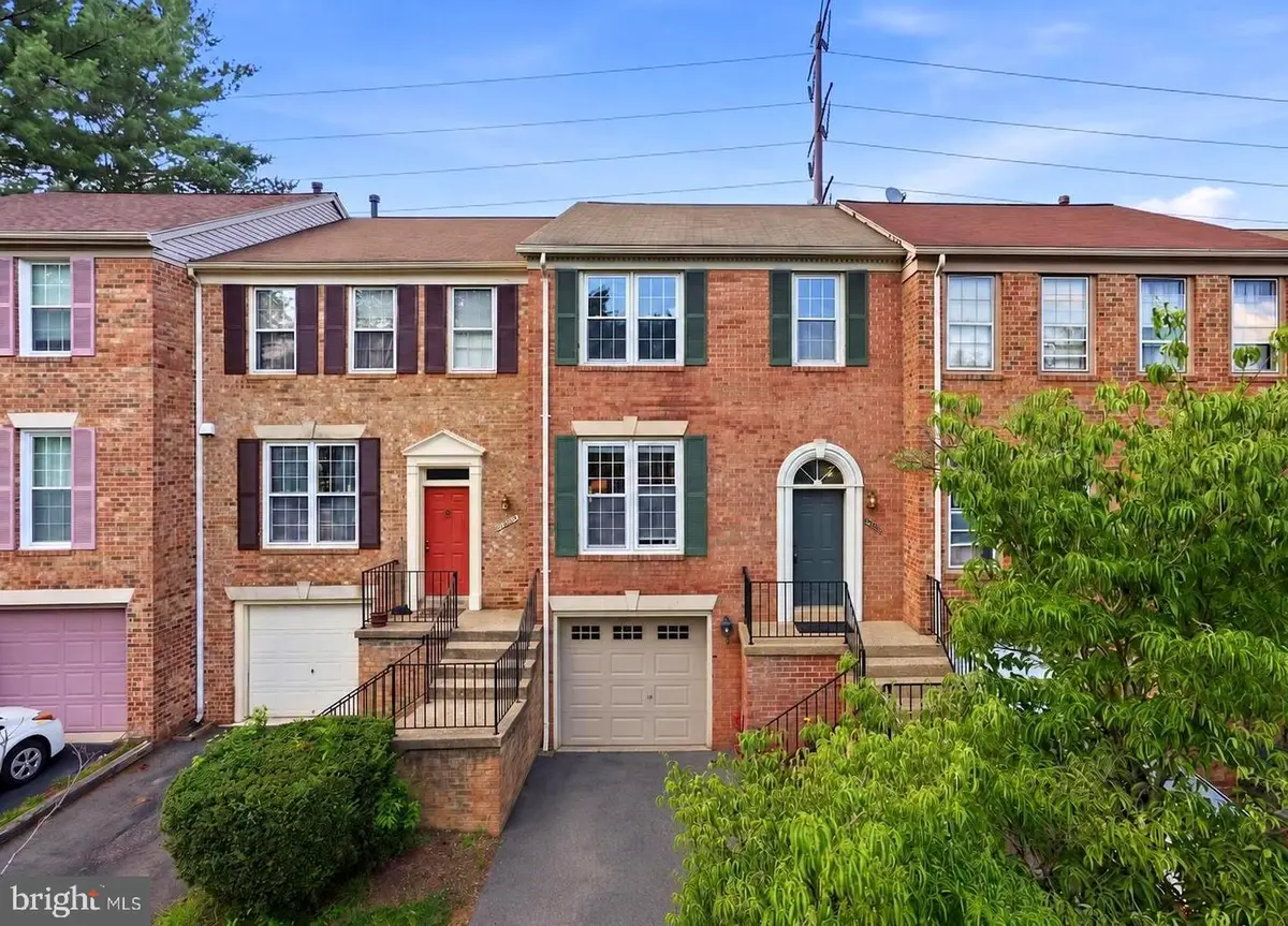 4262 Fox Lake Dr, Fairfax, VA 22033 - #1