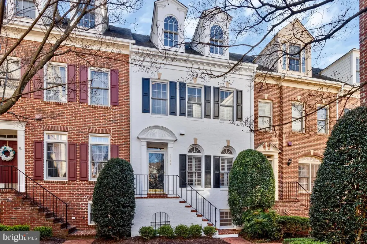 8847 Ashgrove House Ln, Vienna, VA 22182 - #1