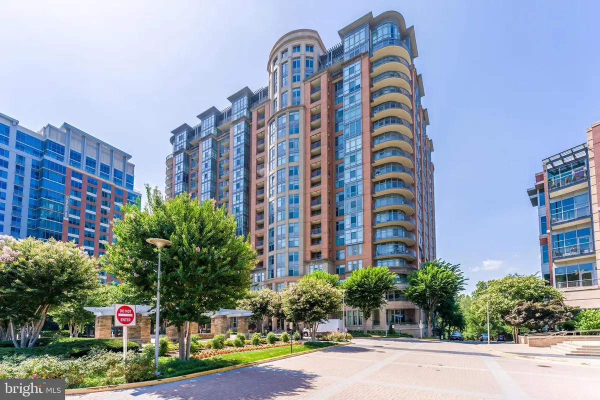 8220 Crestwood Heights Dr #105, McLean, VA 22102 - #1