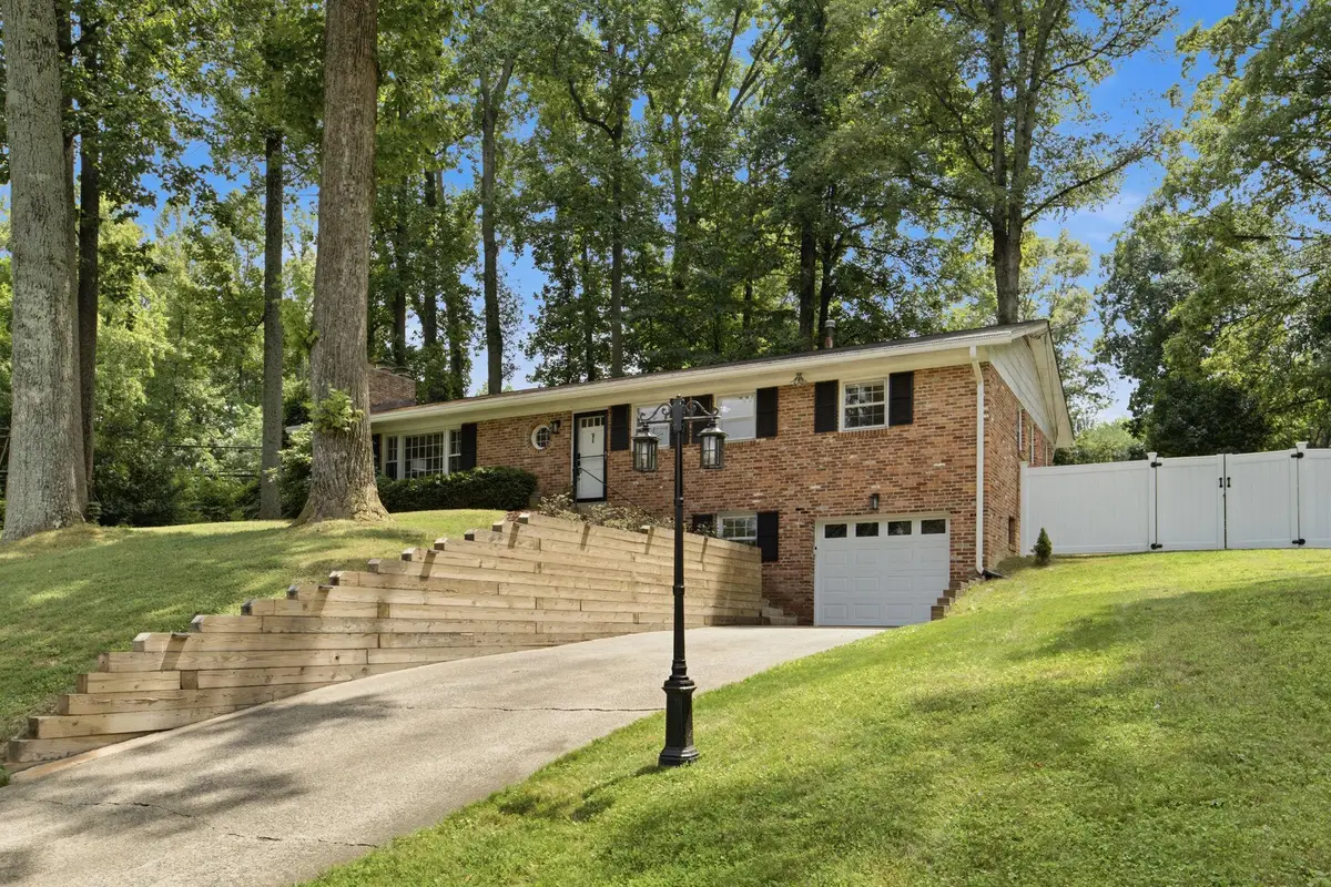 9201 Bayard Pl, Fairfax, VA 22032 - #1