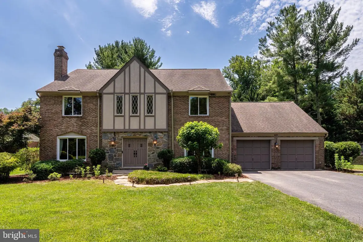 1077 Spring Hill Rd, McLean, VA 22102 - #1