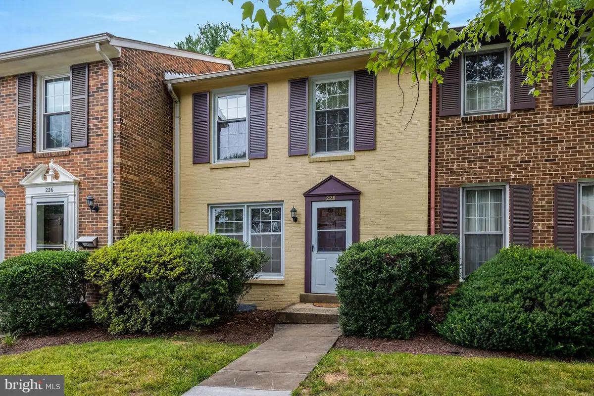 228 Commons Dr Nw, Vienna, VA 22180 - #1