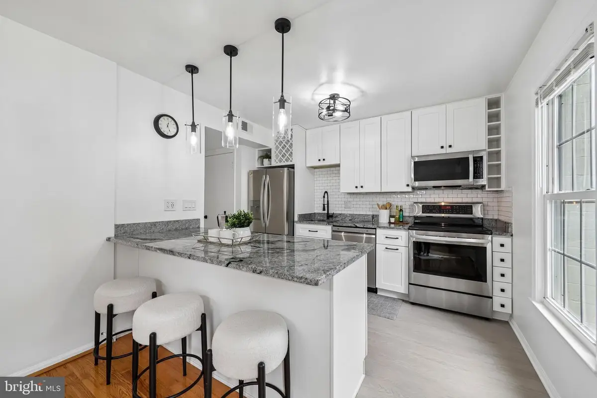 8561 Dellway Ln, Vienna, VA 22180 - #1