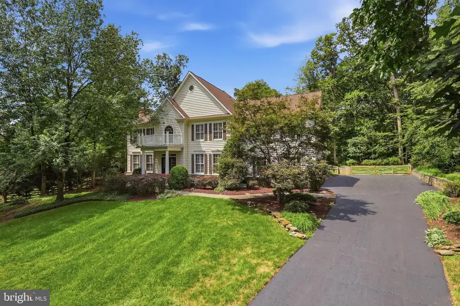 9704 Mill Run Dr, Great Falls, VA 22066 - #2