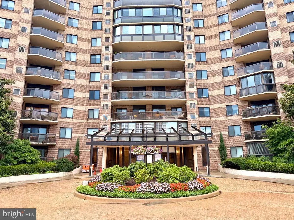 8370 Greensboro Dr #218, McLean, VA 22102 - #1
