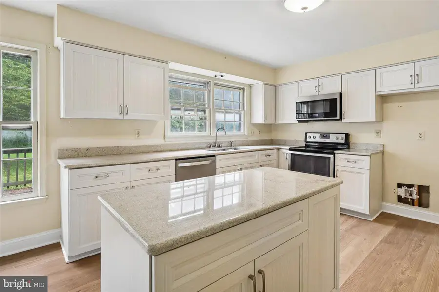 3231 Nestlewood Dr, Herndon, VA 20171 - #2