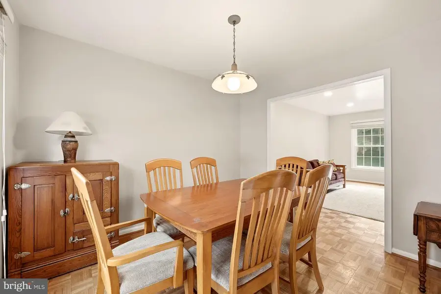 6003 Queenston St, Springfield, VA 22152 - #3
