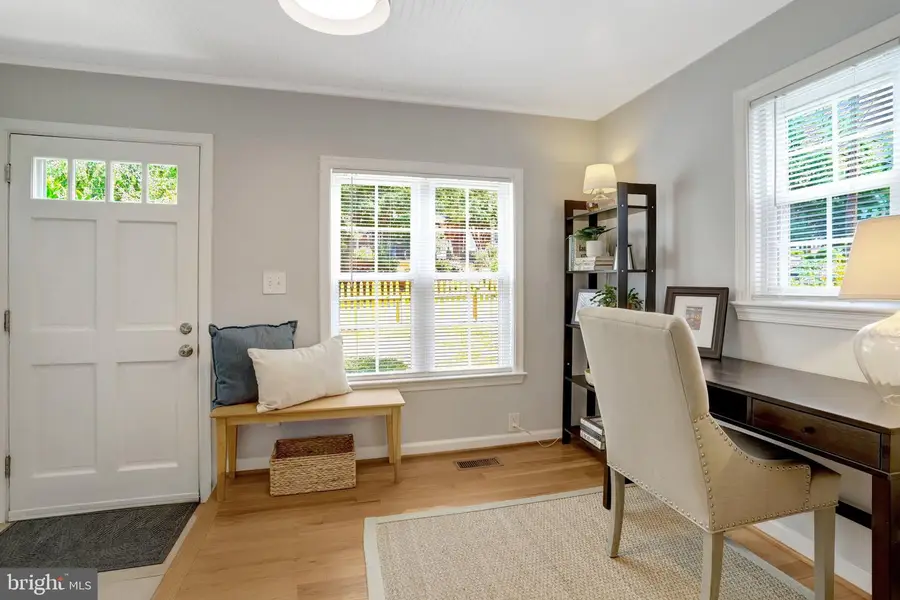 5910 Edgehill Dr, Alexandria, VA 22303 - #3