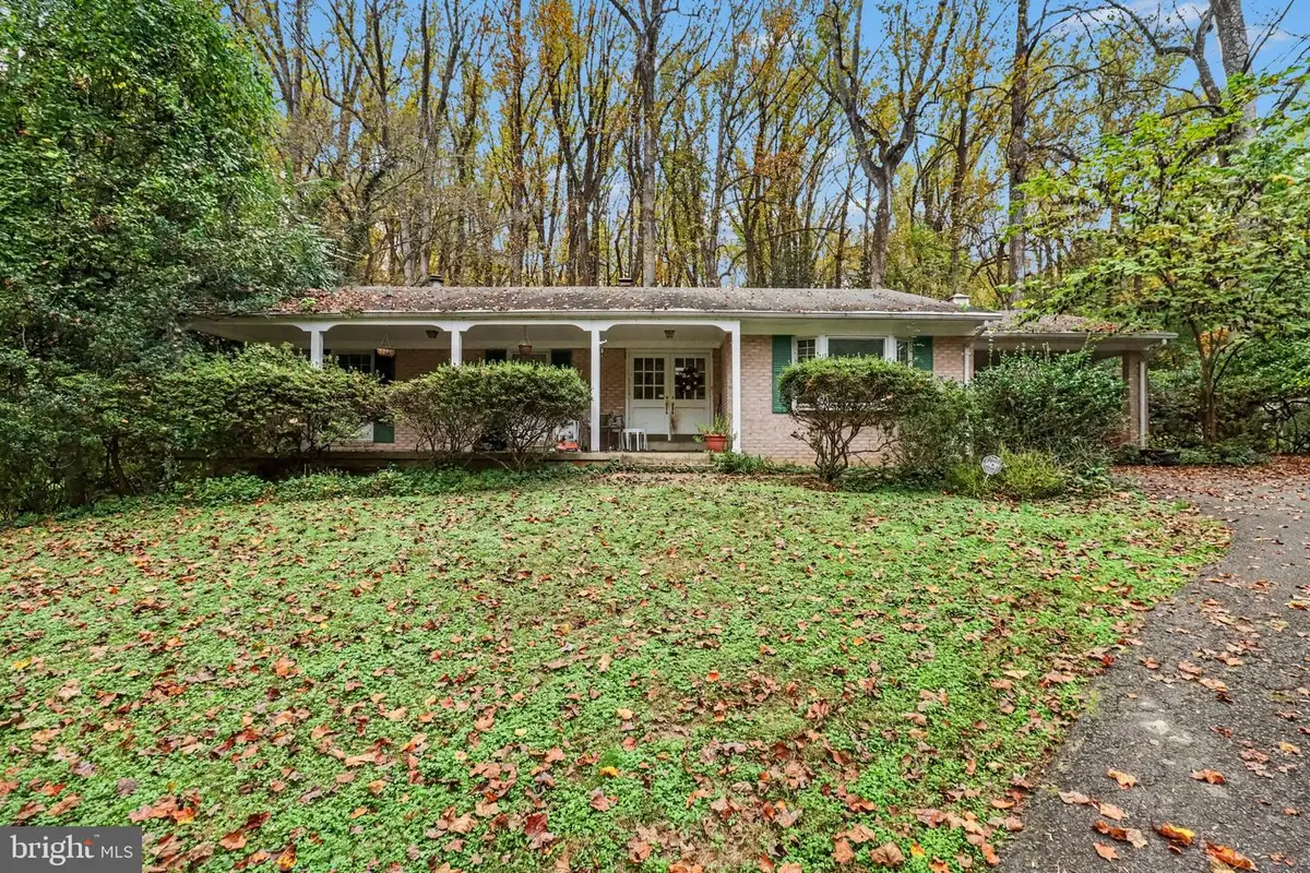 9116 Weant Dr, Great Falls, VA 22066 - #1