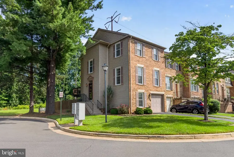 4266 Fox Lake Dr, Fairfax, VA 22033 - #2