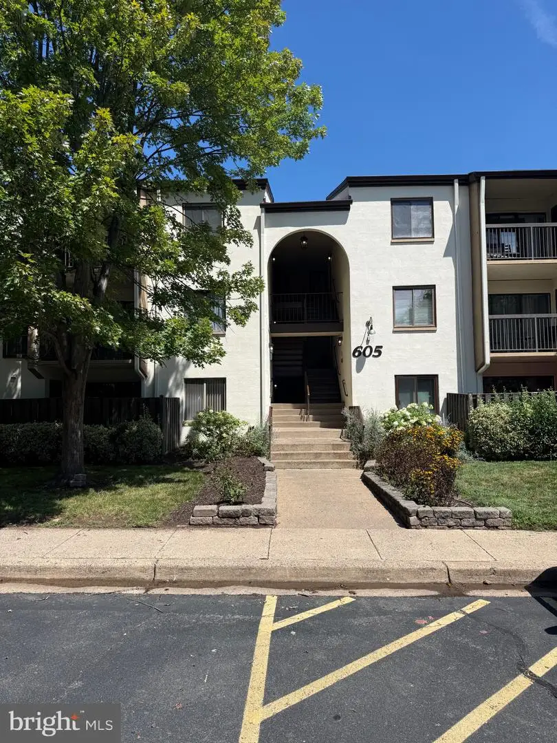 605 Center St #t4, Herndon, VA 20170 - #1