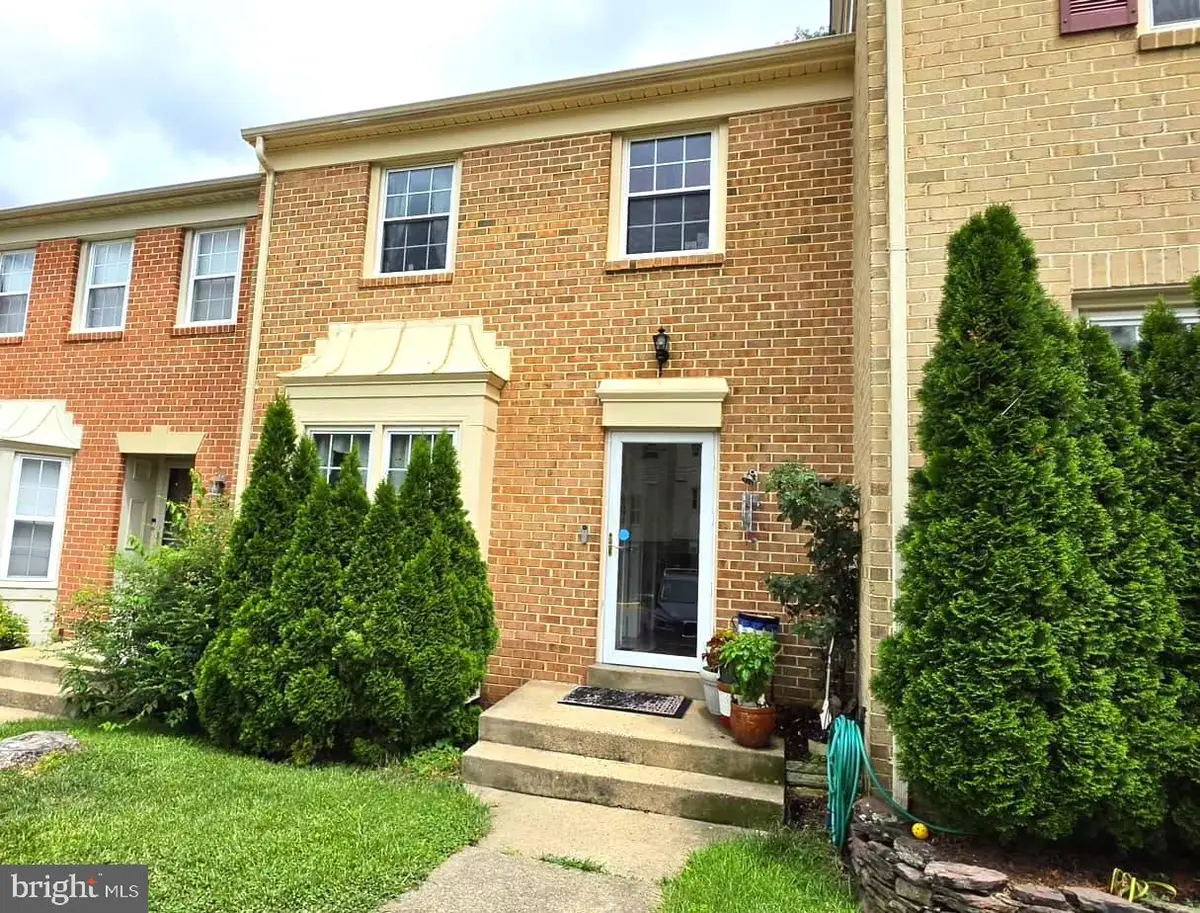 9731 Lakepointe Dr, Burke, VA 22015 - #1