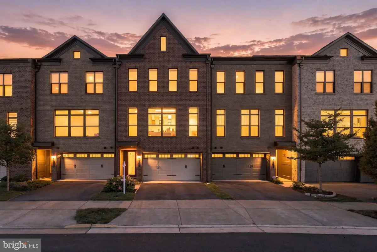 4550 Plateau Dr, Fairfax, VA 22030 - #1