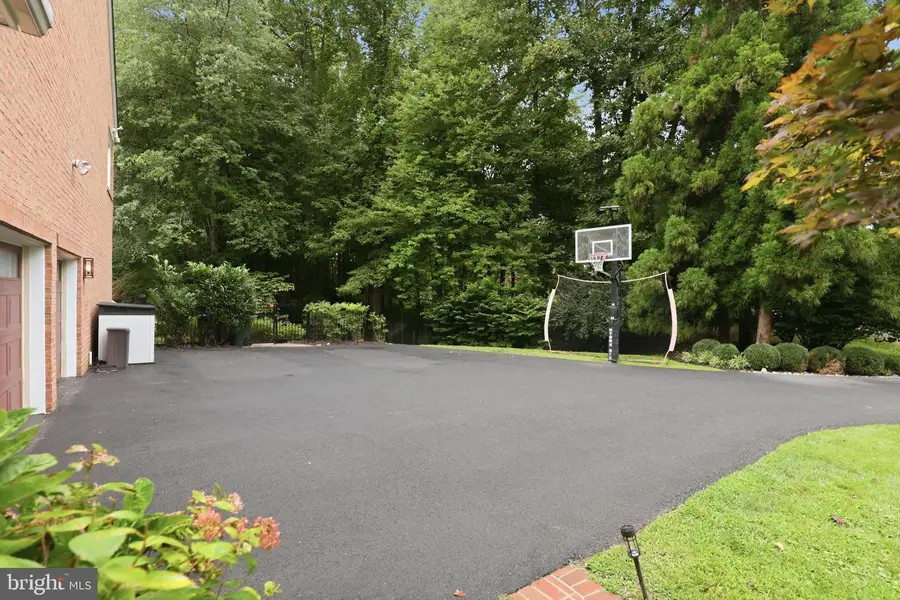 10301 Forest Maple Rd, Vienna, VA 22182 - #3