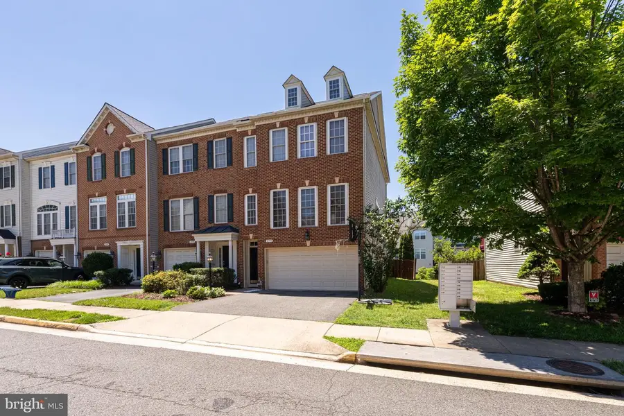 12753 Heron Ridge Dr, Fairfax, VA 22030 - #2