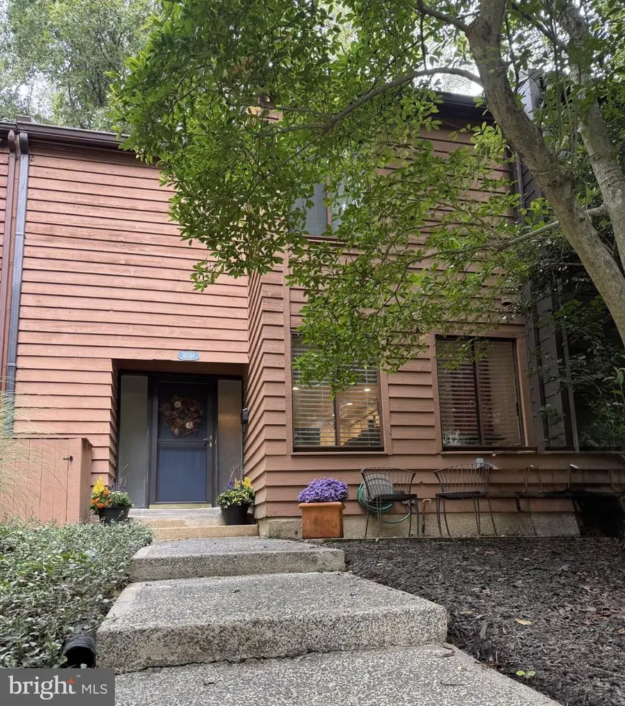 11570 Woodhollow Ct, Reston, VA 20191 - #2