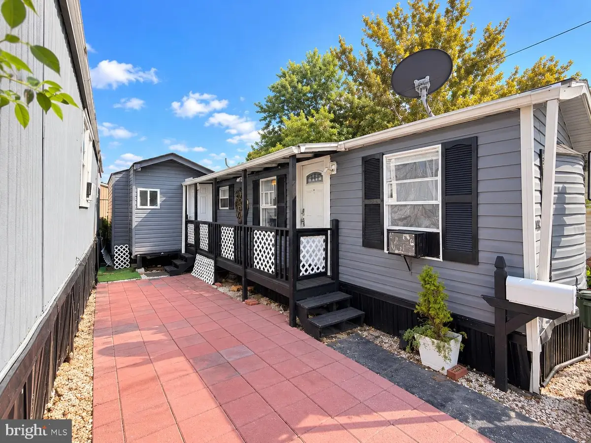 3416 Great Lakes St, Alexandria, VA 22306 - #1