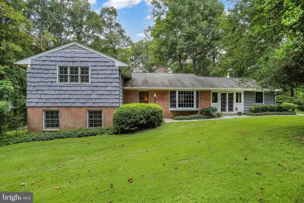 1075 Manning St, GREAT FALLS, VA 22066