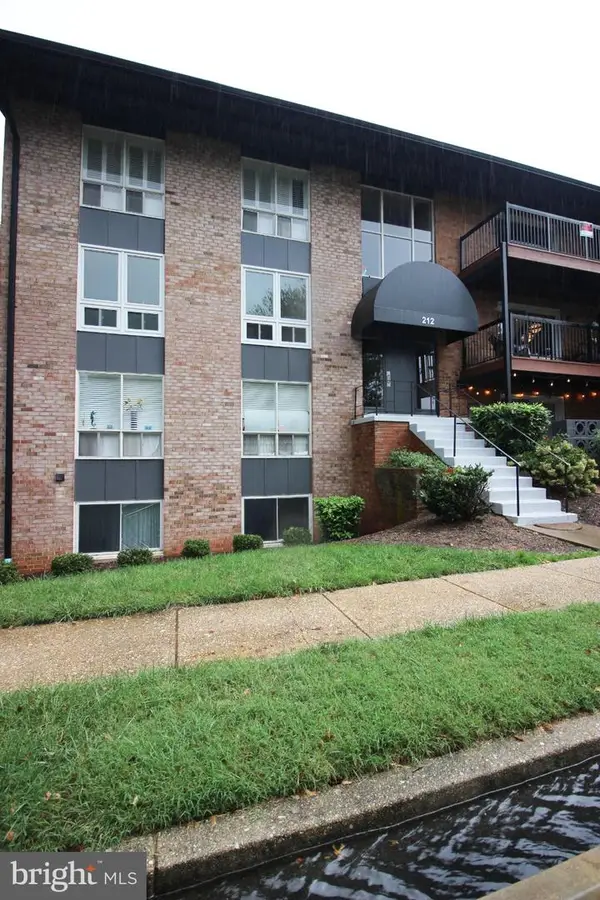 212 Locust St Se #106, VIENNA, VA 22180