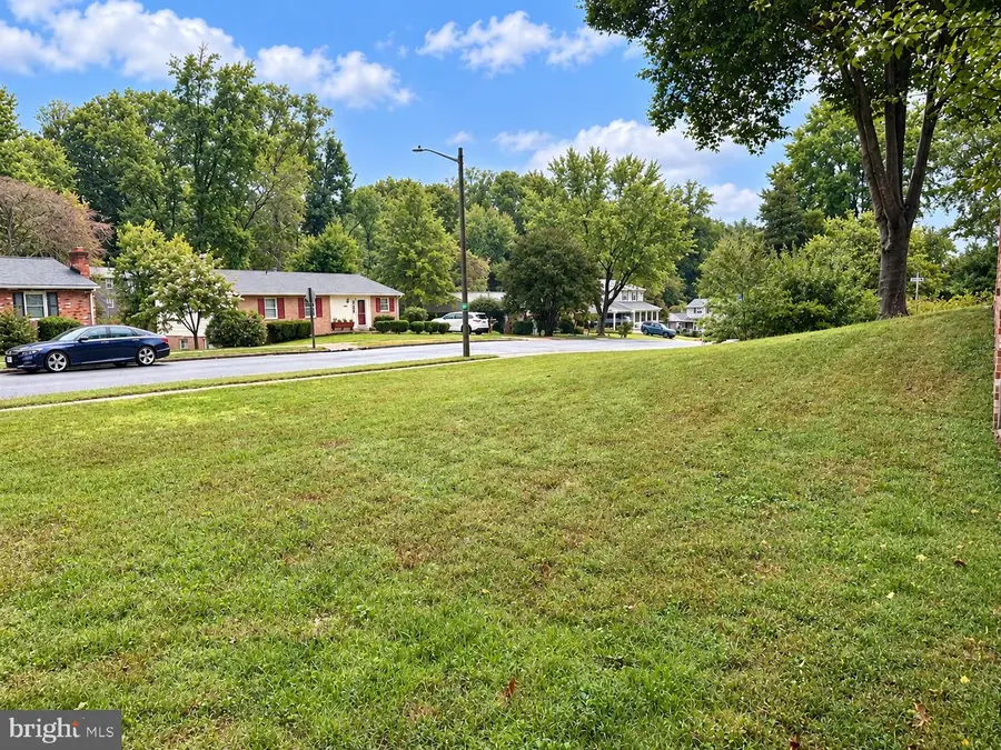 6914 Hadlow Dr, Springfield, VA 22152 - #2