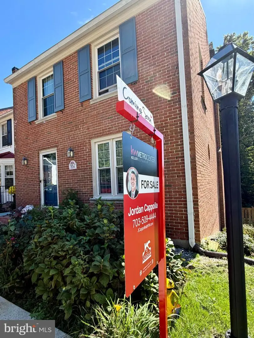 8261 Taunton Pl, Springfield, VA 22152 - #1