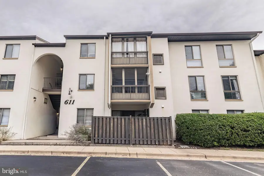 611 Center St #104, Herndon, VA 20170 - #2
