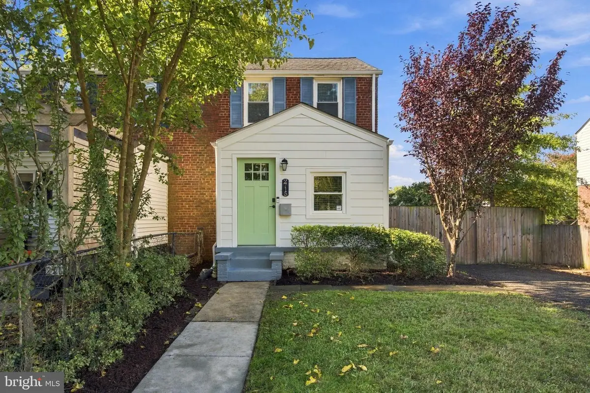 2715 Albemarle Dr, Alexandria, VA 22303 - #1