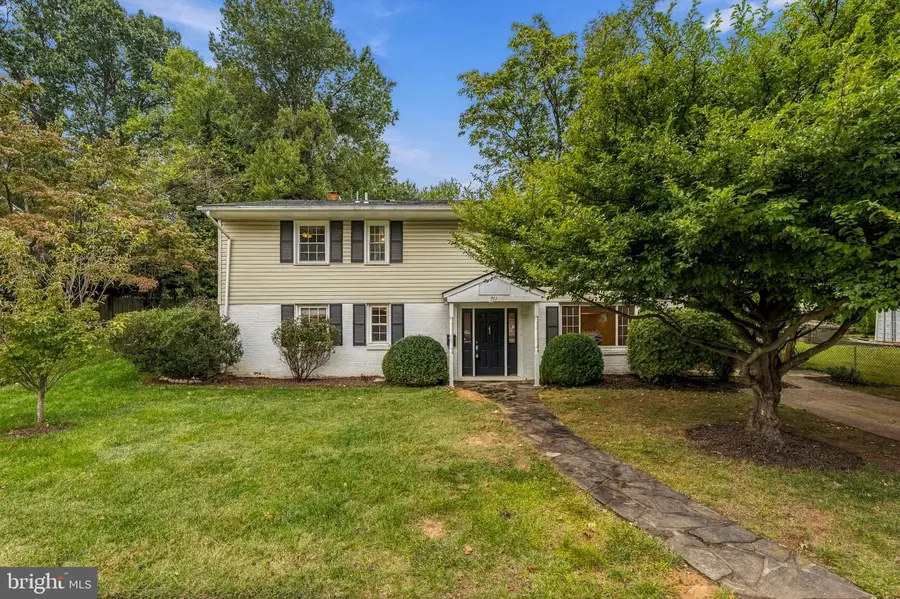 511 Walker St Sw, Vienna, VA 22180 - #2