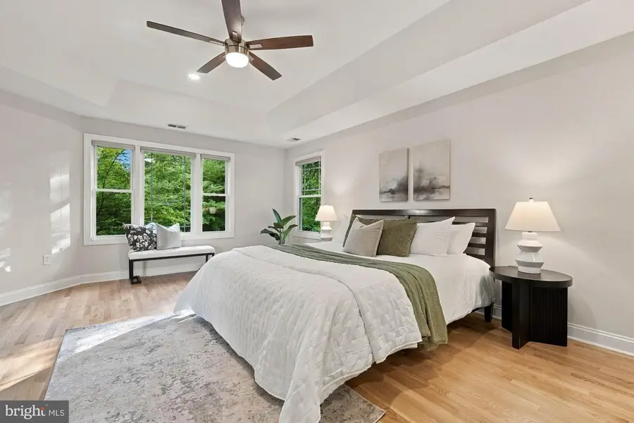 9945 Woodrow St, Vienna, VA 22181 - #3