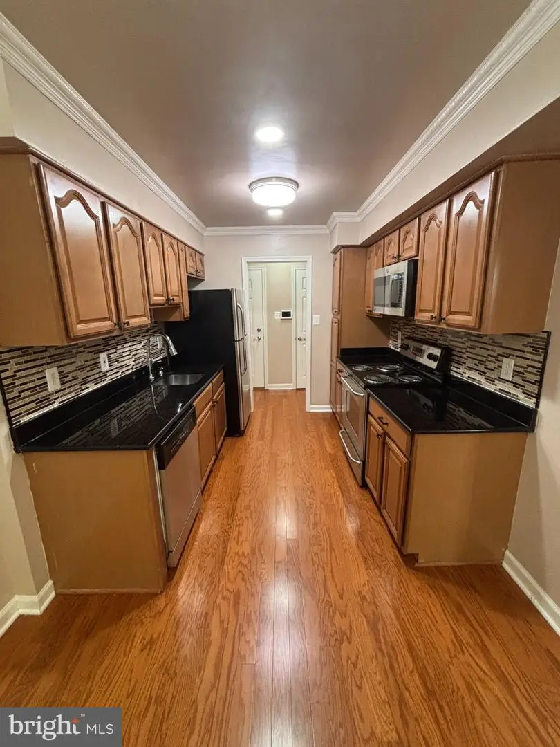 3330 Spring Ln #d-10, Falls Church, VA 22041 - #3