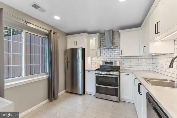 8244 Catbird Cir #101, LORTON, VA 22079