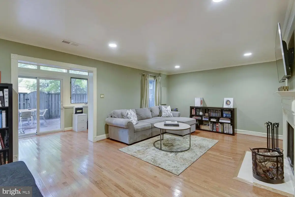 6916 Mclean Park Manor Ct, McLean, VA 22101 - #1