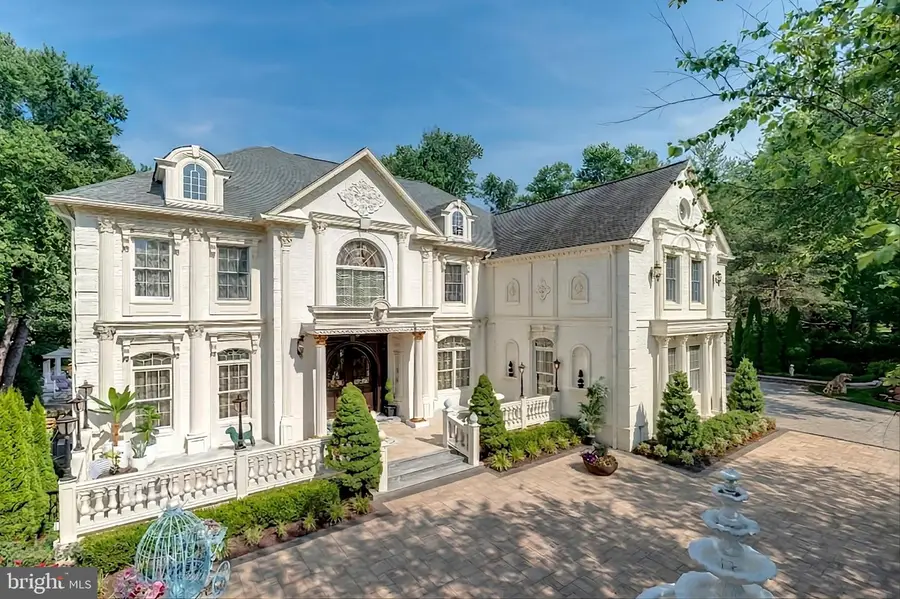 423 Seneca Rd, Great Falls, VA 22066 - #2