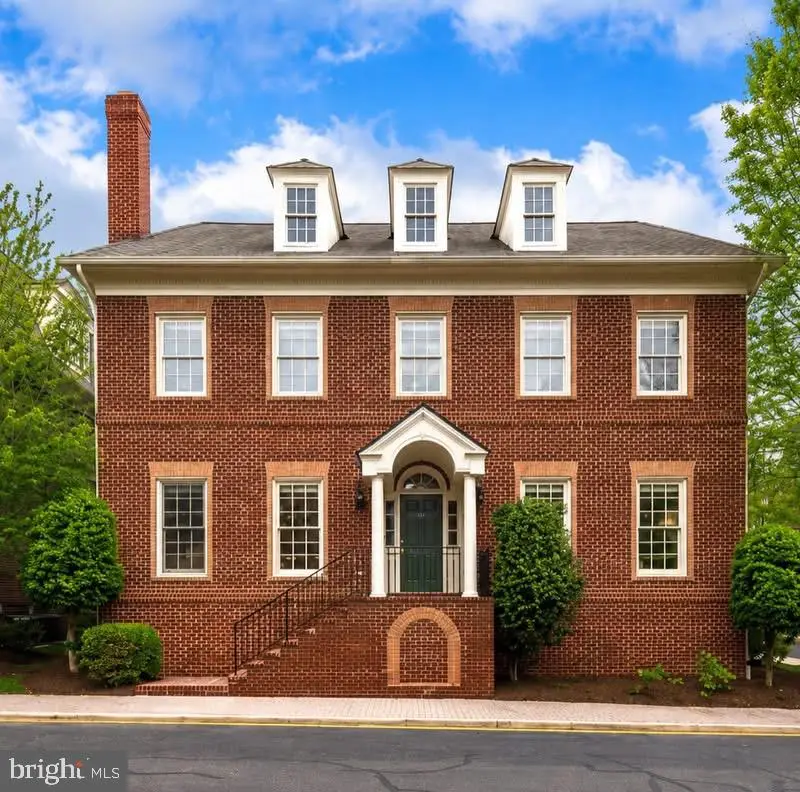 7217 Farm Ct, McLean, VA 22101 - #1