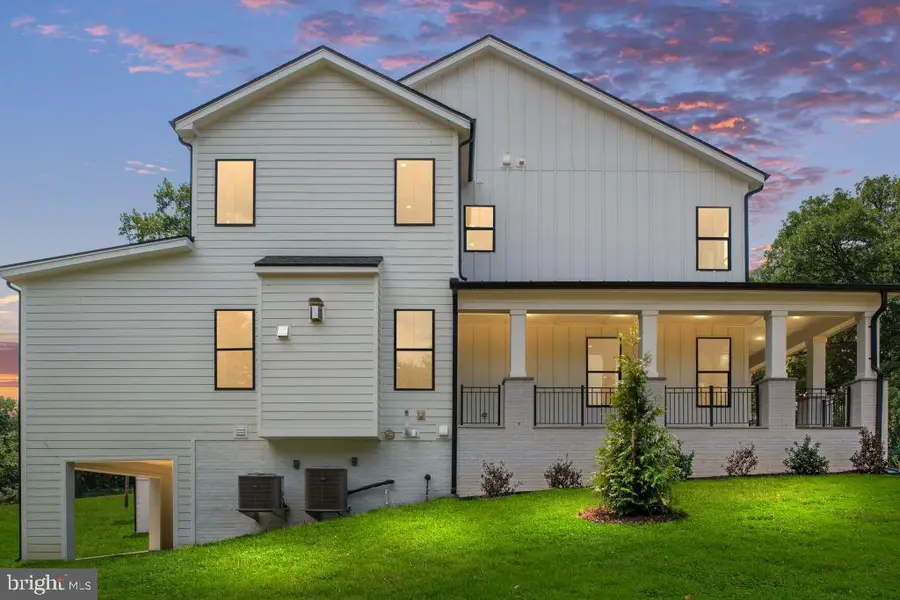 18698 Woodburn Rd, Leesburg, VA 20175 - Image #2