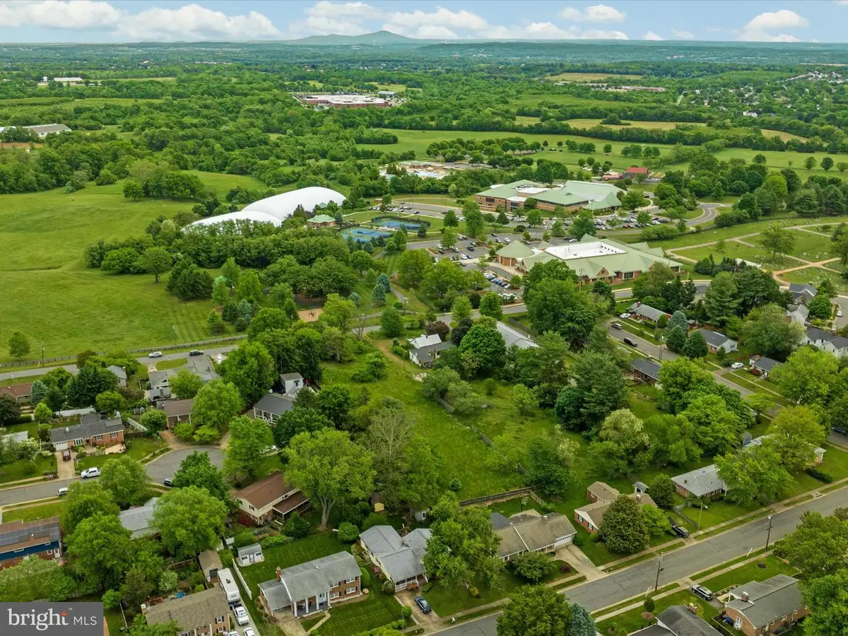 405 Old Waterford Rd Nw, Leesburg, VA 20176 - Image #1