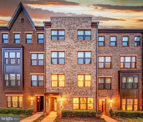 45116 Admiral Dr, STERLING, VA 20166