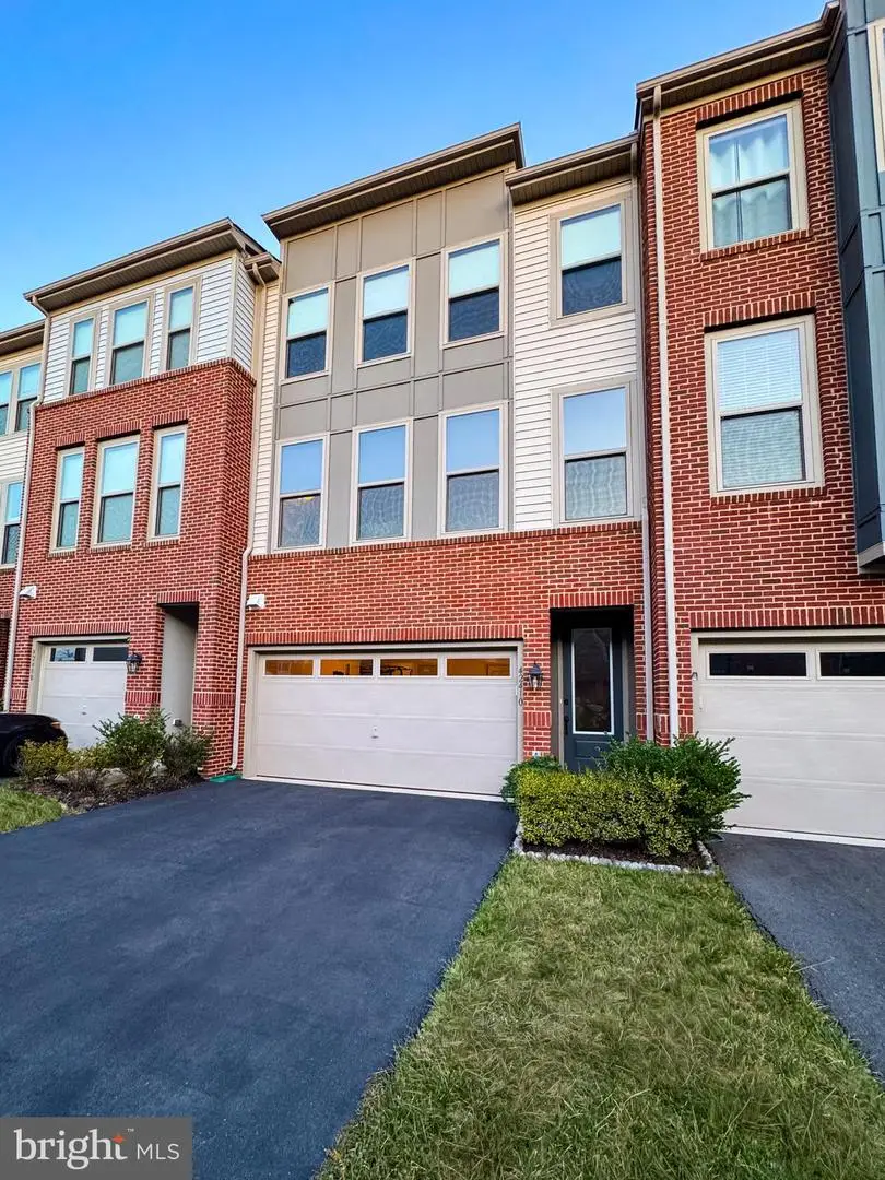 42410 Dogwood Glen Sq, Sterling, VA 20166 - Image #1