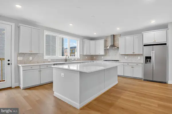 42241 Shining Star Sq, BRAMBLETON, VA 20148