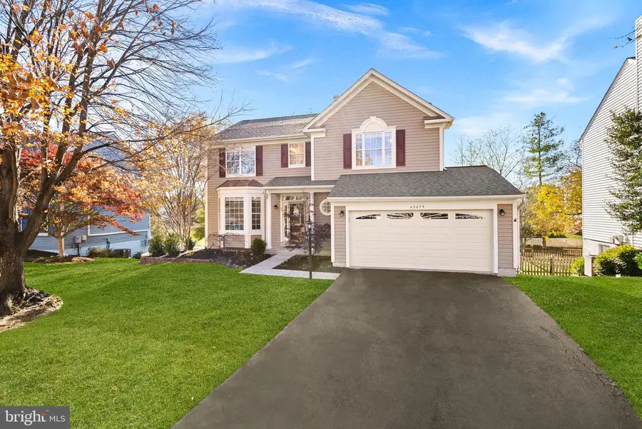 43075 Weatherwood Dr, Ashburn, VA 20147 - Image #2